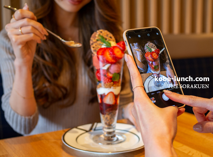 相楽園パーラー いちごパフェ