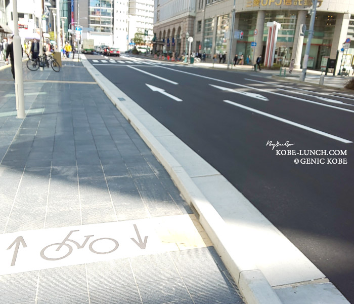 神戸大丸歩道広く