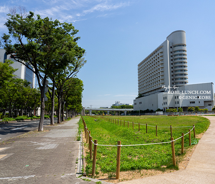 ポートピアホテルの横に広場