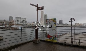 神戸ポートタワーと背比べできる記念撮影パネルが期間限定設置されてた！ハーバーランドモザイク2階浜側。