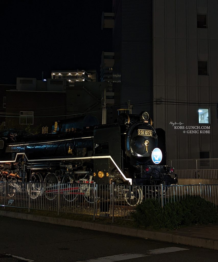 JR神戸駅横の蒸気機関車「D51」のライトアップ
