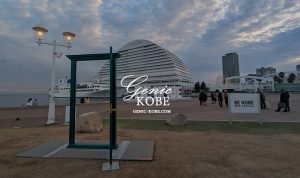 神戸メリケンパークに「どこでもドア」的な扉が設置されてる