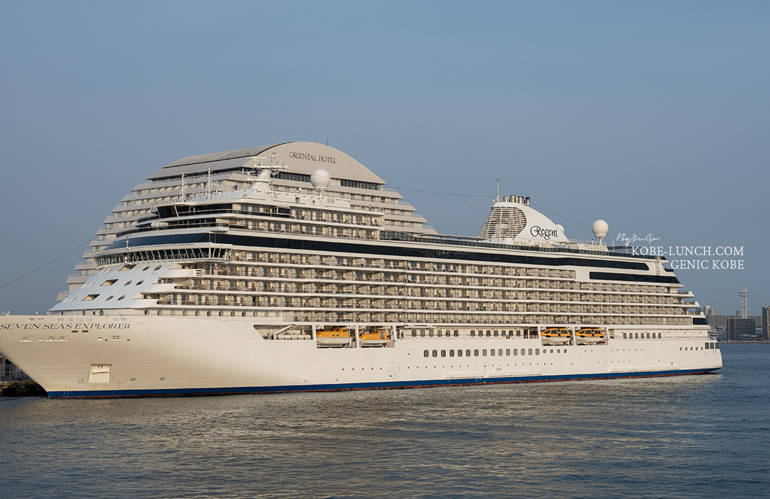 神戸港に豪華客船