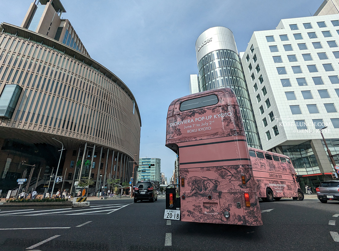 神戸にピンクのロンドンバス