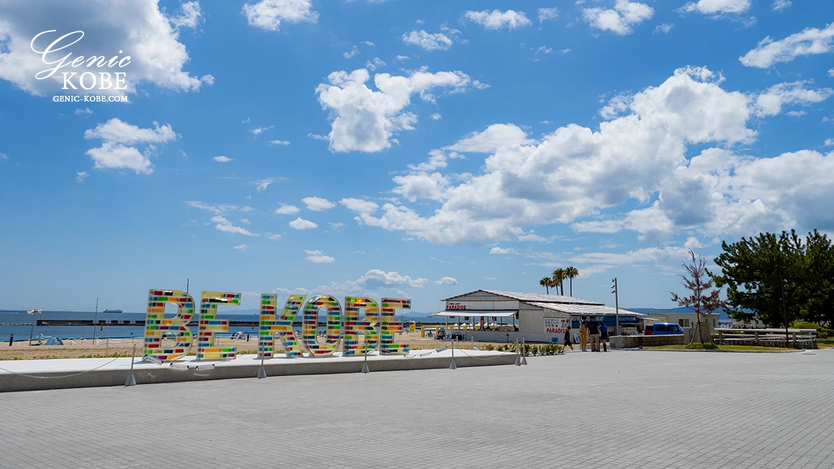 夏の須磨海岸にBEKOBEモニュメントが似合いすぎ