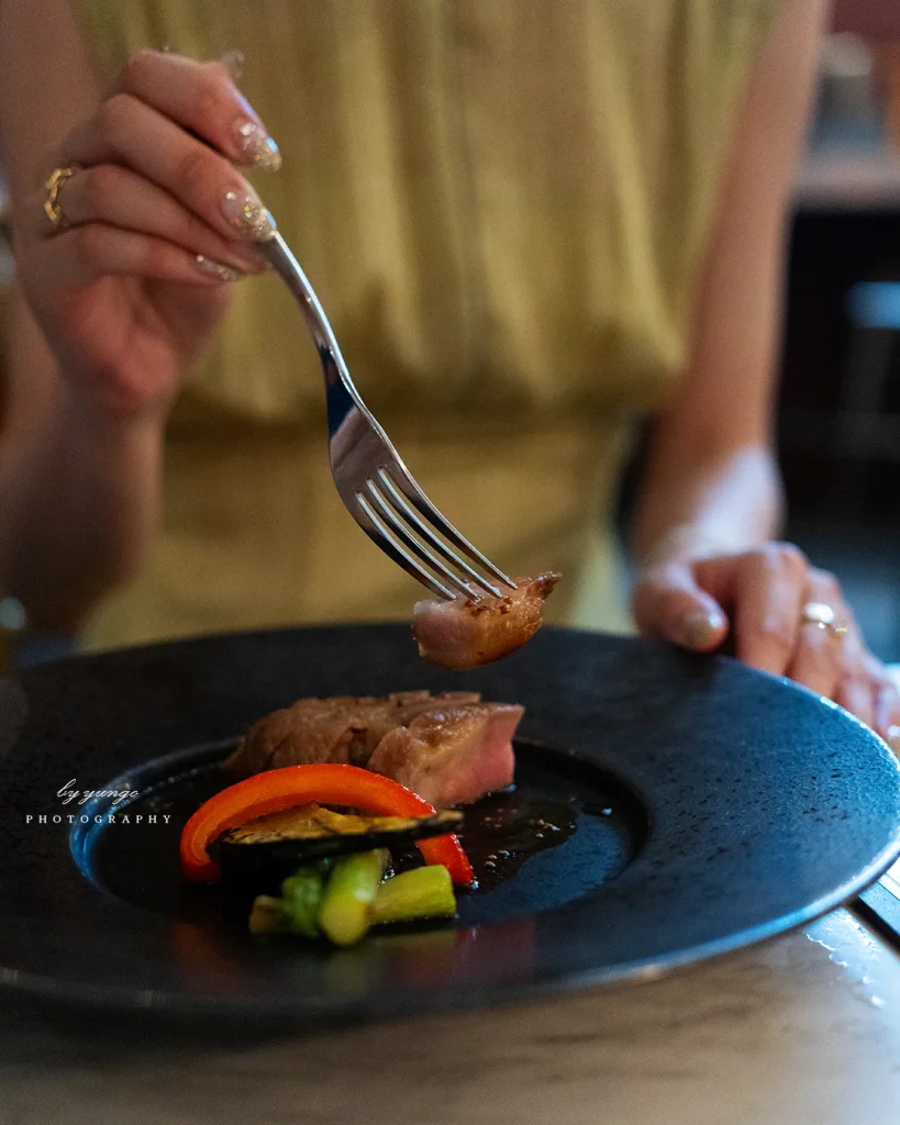 神戸ポーク肩ロースのロースト　粒マスタードソース