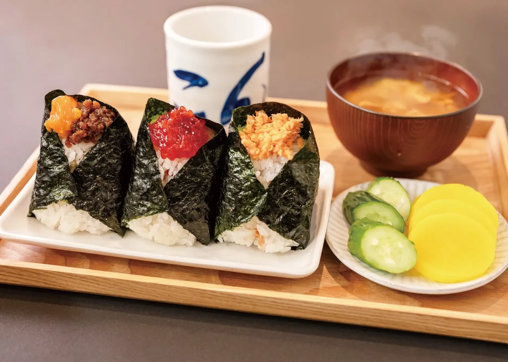 左から ”卵⻩の醤油漬け+⾁そぼろ” 540円(税抜) ”すじこ” 630円(税抜) ”鮭” 350円(税抜)