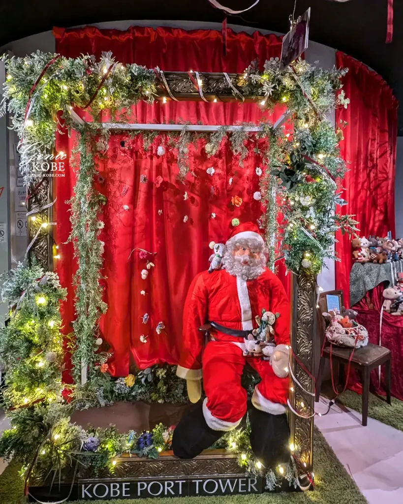 神戸ポートタワーの展望台にクリスマス装飾がいっぱい！