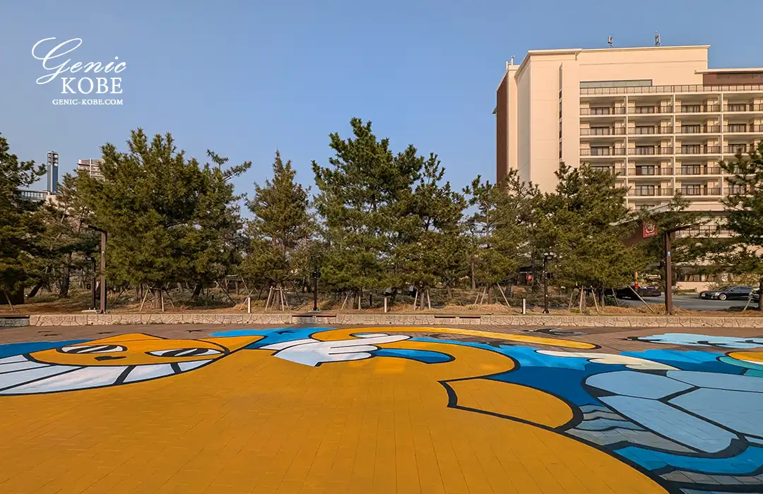 なにこれ!神戸港に笑顔の「ネコ」が出現にゃ!アート作品?