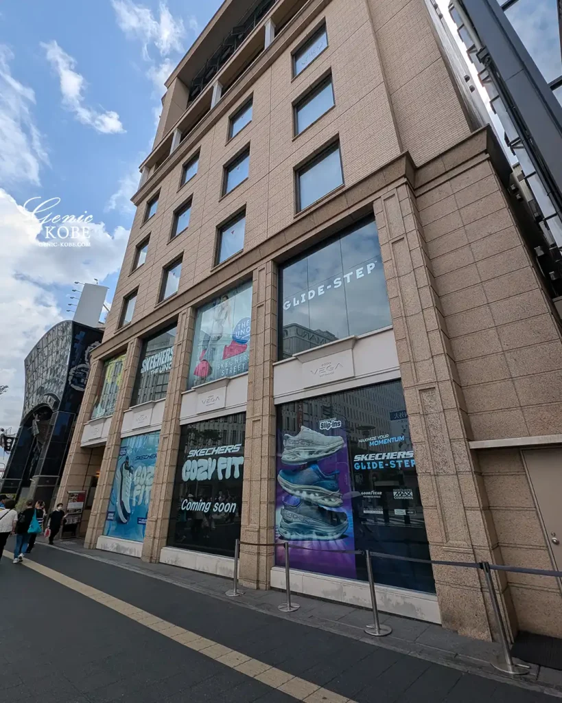 神戸大丸前に「SKECHERS（スケッチャーズ）」ができてる