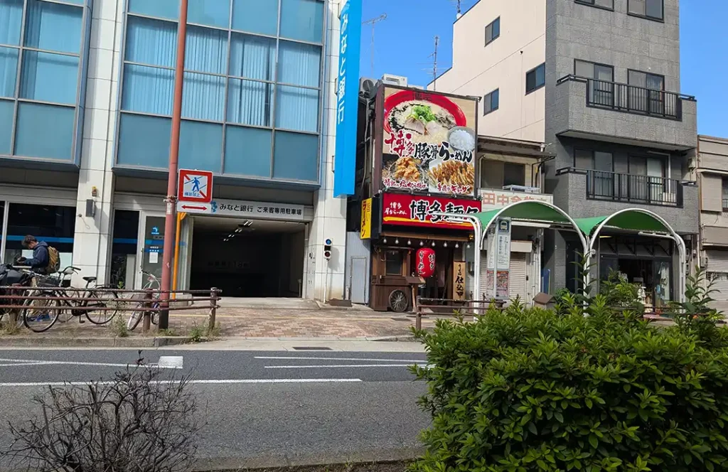 板宿に「博多屋台らーめん 博多麺々」さんがオープンしてる