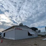 え、関西はもう梅雨明け？須磨海岸に海の家も早速建設中！