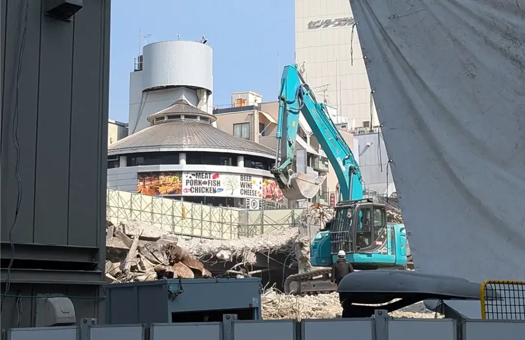 三ノ宮・東急ハンズのビルの取壊し工事が始まってる