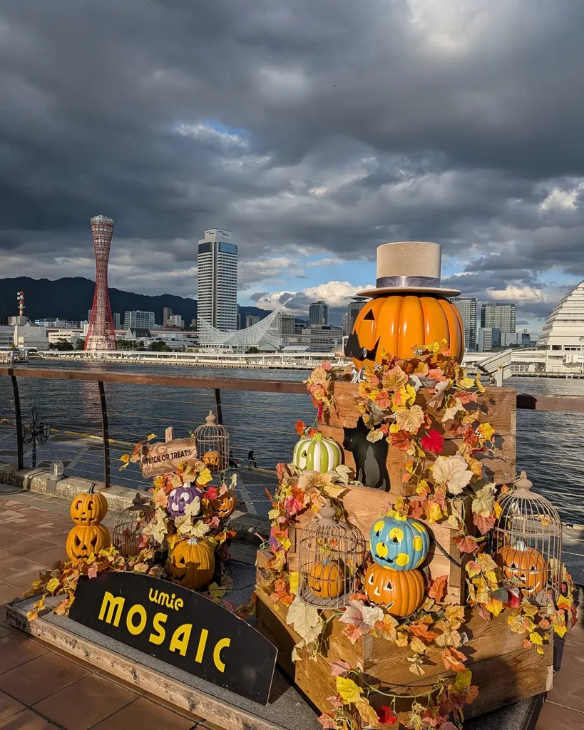 2025年もumieにハロウィン装飾が登場してるよ！モザイク。