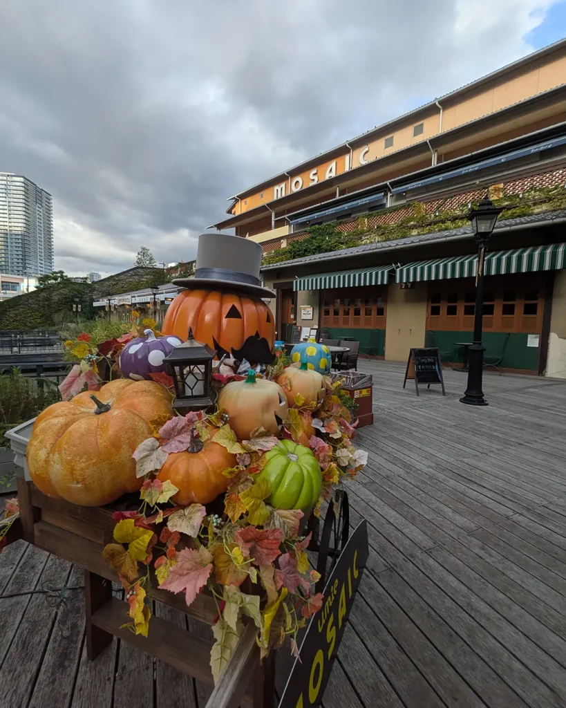 2025年もumieにハロウィン装飾が登場してるよ！モザイク。