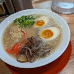 生田新道の三宮ラーメンで博多豚骨拉麺を楽しんできた。替玉２玉まで無料