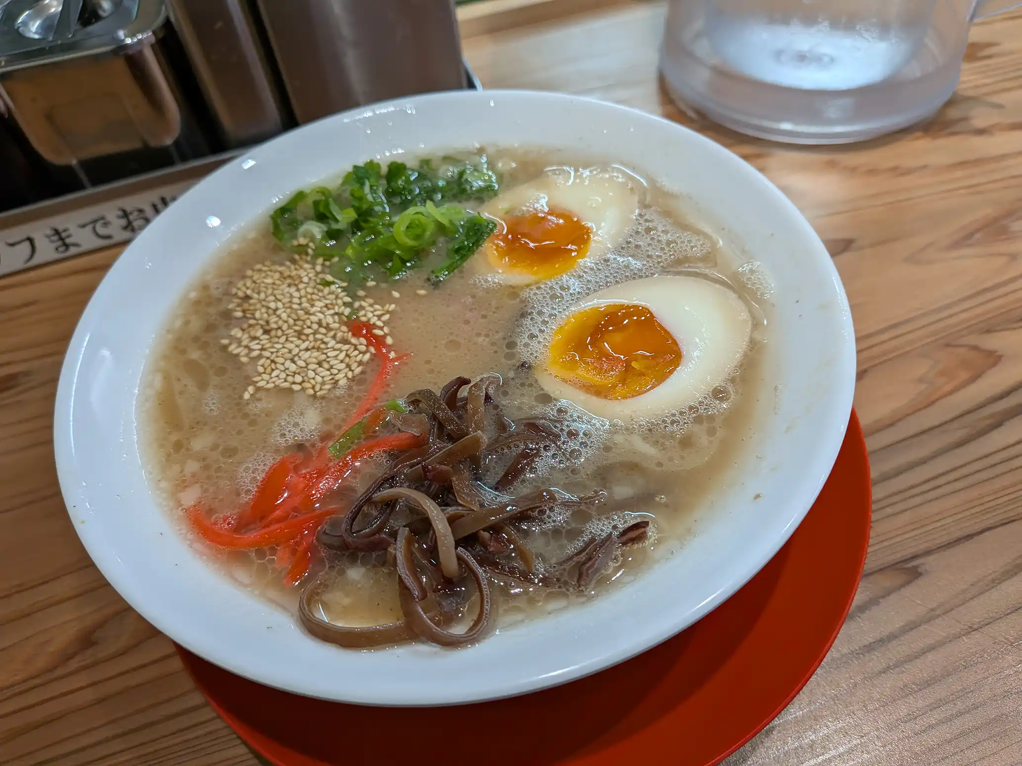 生田新道の三宮ラーメンで博多豚骨拉麺を楽しんできた。替玉２玉まで無料