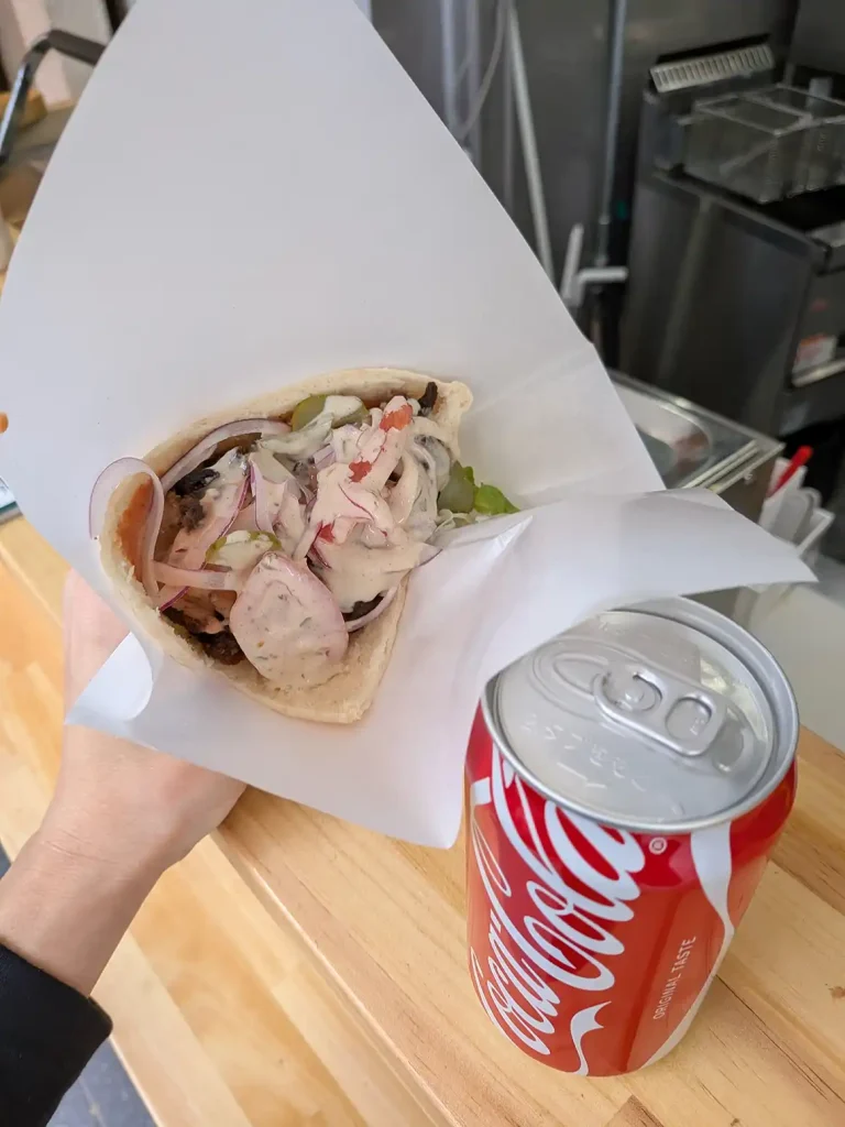 JR元町駅前の「KOBE KEBAB」さんでケバブをテイクアウトしたよ